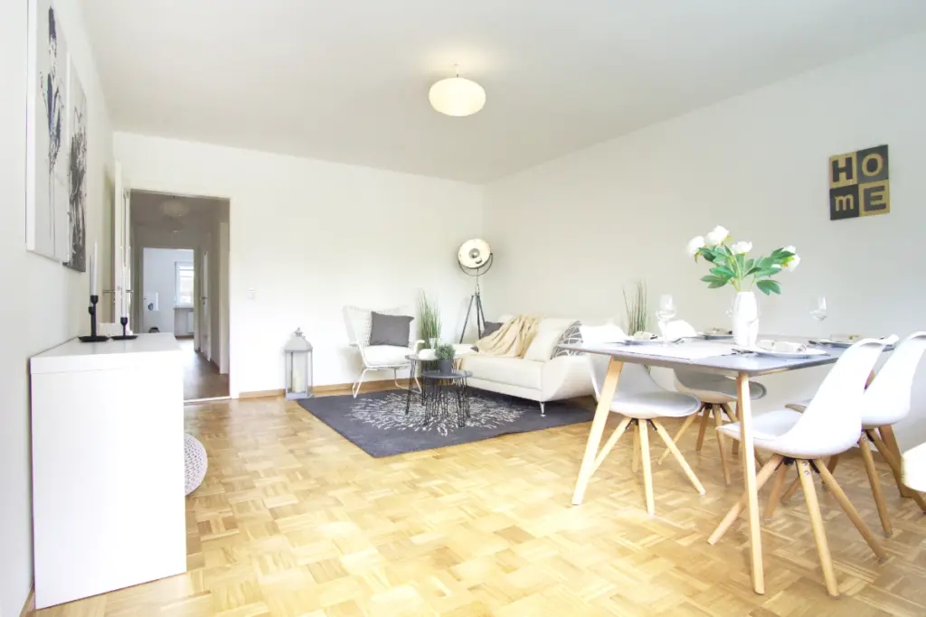 home-staging-traunstein-wohnzimmer-nachher-blick-von-terrasse